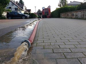 Wasser wird auf die Straße gefördert